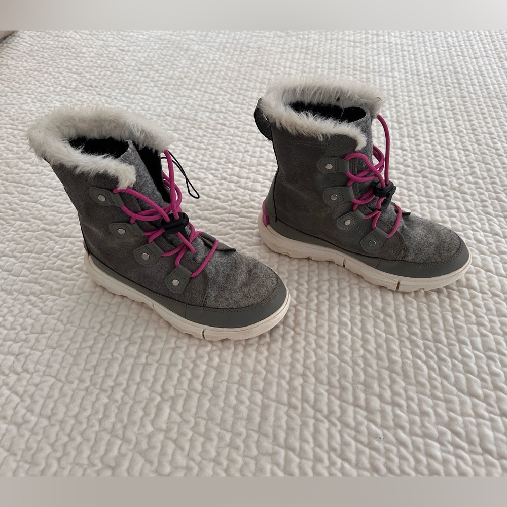 Youth girls Sorel boots size 3.